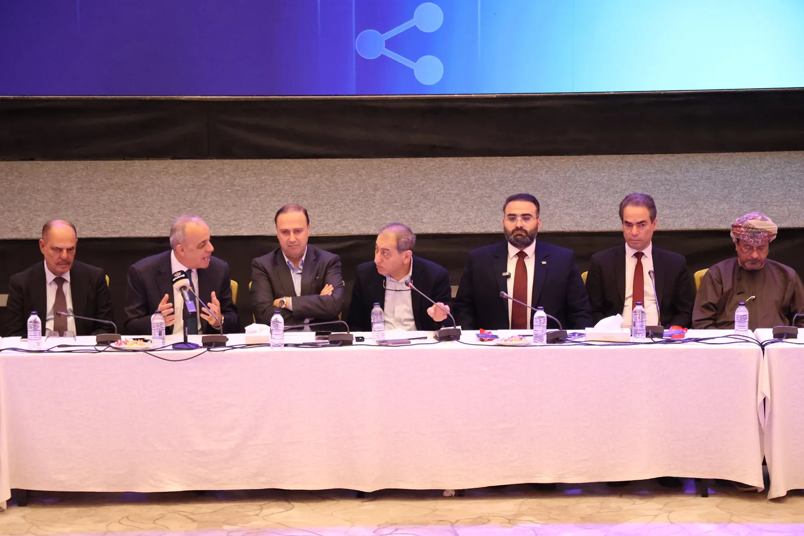 المنتدى العربي للحوار الإعلامي يدعو إلى تعزيز التعاون المشترك ومواجهة تحديات الإعلام  عمان - انطلقت في فندق اللاندمارك بالعاصمة عمّان اليوم الجمعة أعمال المنتدى العربي للحوار الإعلامي الذي ينظمه مركز