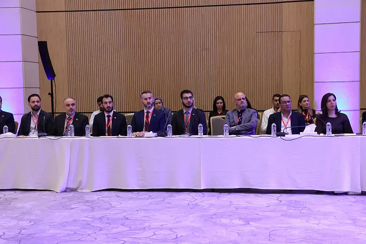 المنتدى العربي للحوار الإعلامي يدعو إلى تعزيز التعاون المشترك ومواجهة تحديات الإعلام  عمان - انطلقت في فندق اللاندمارك بالعاصمة عمّان اليوم الجمعة أعمال المنتدى العربي للحوار الإعلامي الذي ينظمه مركز