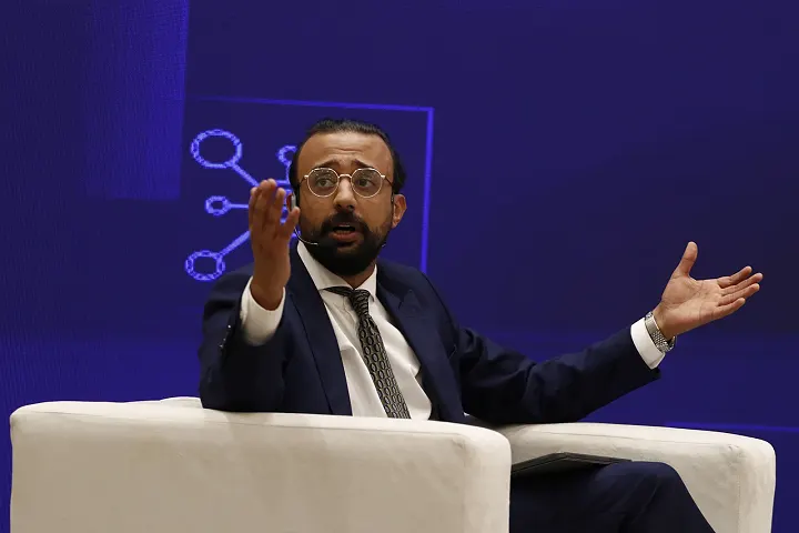 الحضور الحزبي على السوشيال ميديا.. هل يضمن الوصول إلى الشباب؟